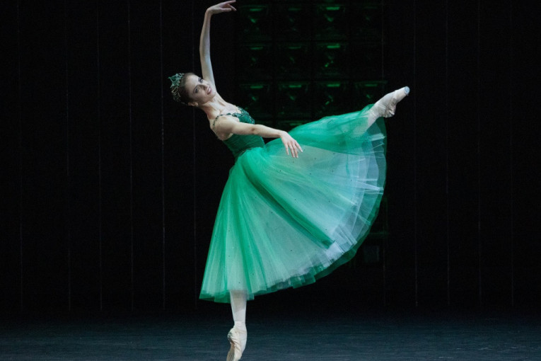 Sezona direktnih prenosa iz Boljšog teatra nastavlja se glamuroznim triptihom: Balet „Dragulji“ na velikom platnu (VIDEO)