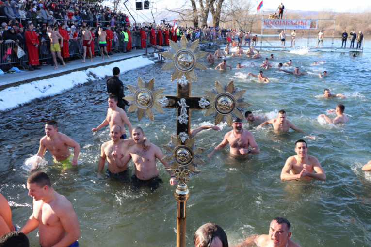 Ledenom Zapadnom Moravom zaplivalo više od 100 takmičara: Pavle (12) prvi stigao do Časnog krsta (FOTO)