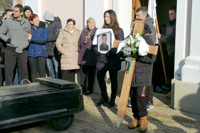 "Zašto ga Bog uze?": Sahrana Kristiana Mioška na groblju u Vršcu, na sanduku fudbalska lopta (FOTO/VIDEO)