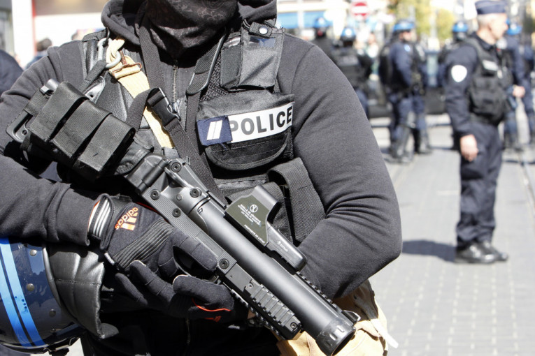 Muškarac napao policajke u Avinjonu: Vikao ''Alahu akbar'' naoružan nožem i gvozdenom štanglom