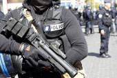 Pariska policija ubila muškarca koji ih je napao nožem (VIDEO)