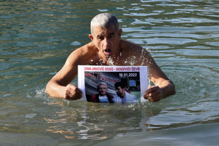 Dekica plivao za Časni krst i poslao snažnu poruku Đokoviću: Slika govori više od reči (FOTO)