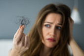 Ko još voli kosu poput slame! Imamo savete zlata vredne kako da sprečite oštećenja kose nakon farbanja, ali i letovanja