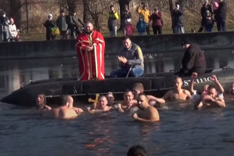 Dama u Kikindi pobedila u plivanju za Časni krst: Divan gest na kraju trke (VIDEO)