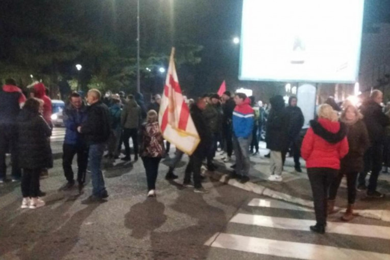 Izdati građani Crne Gore i večeras izlaze na ulice, opozicija traži smenu Bečića