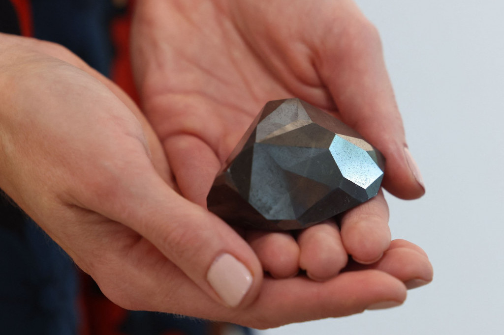 Misteriozni crni dijamant vanzemaljskog porekla ponuđen na prodaju (FOTO/VIDEO)