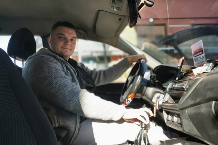 Marko je jedini sveštenik taksista u Čačku: Njegove vožnje su posebne i svi ga traže (FOTO)