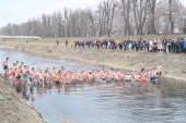 Hit na jugu Srbije: Pogledajte kako su Piroćanci plivali za Časni krst - okupljeni plakali od smeha (VIDEO)