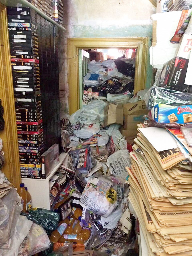 Komšije iz "pakla": Gomilaju smeće godinama, rizikuju bezbednost stanara i niko im ništa ne može!