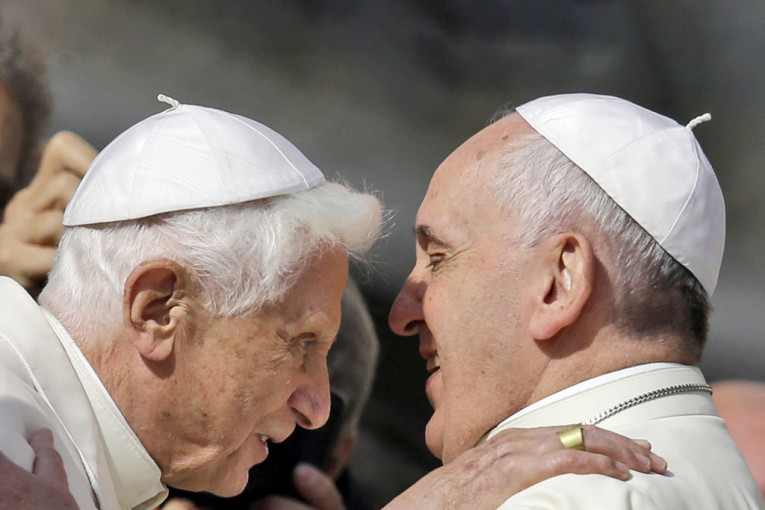 Benedikt XVI u jako lošem stanju! Papa Franja zamolio vernike da se mole za njegovog prethodnika  (FOTO)