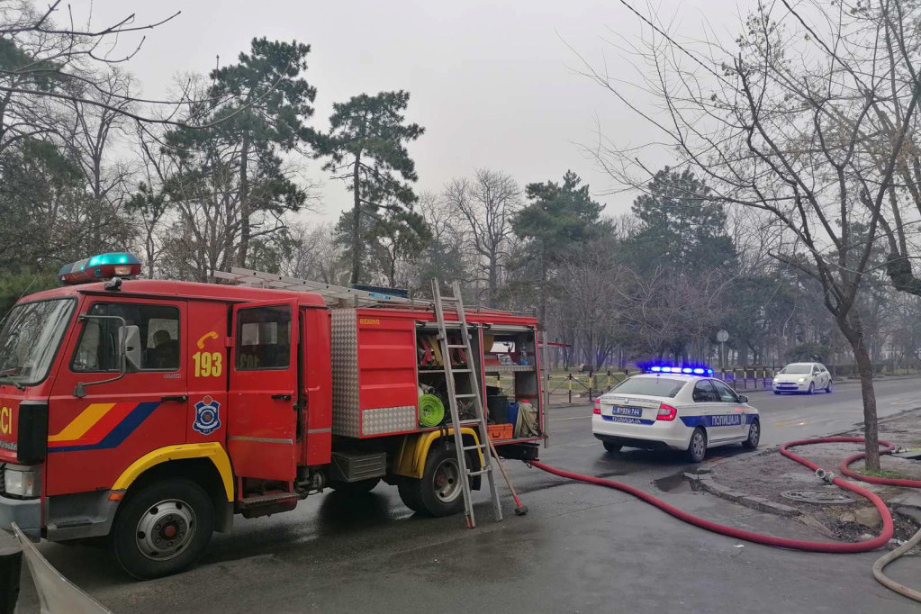 Izbio požar usred noći u stanu na Novom Beogradu! Vatra zahvatila sobu