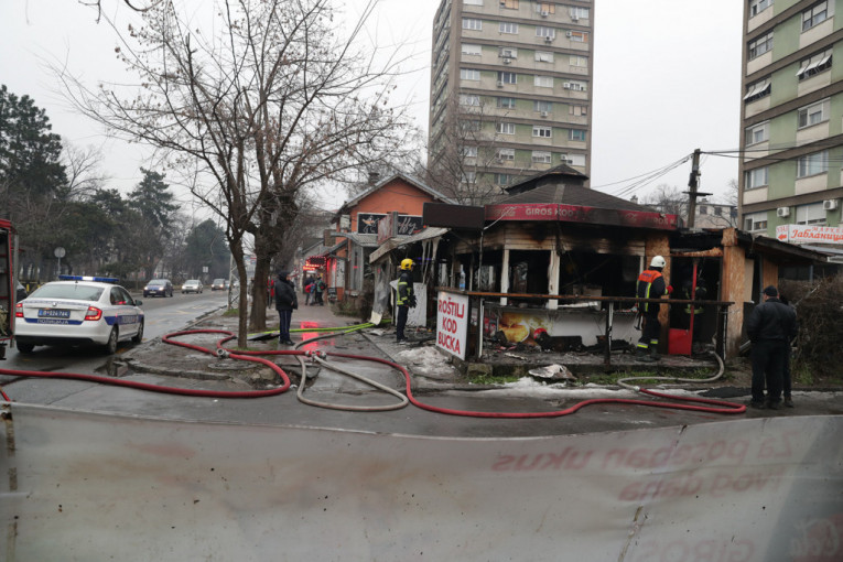 Požar u Zemunu: Vatra progutala restoran brze hrane (FOTO/VIDEO)