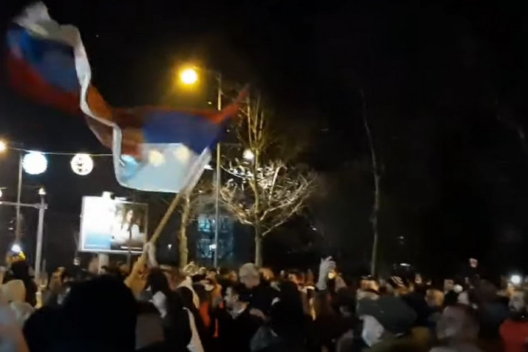 Protesti širom Crne Gore zbog obaranja Vlade: "Uzeo si pare, Dritane!" (VIDEO)