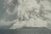 Apokaliptične scene na Tongi posle erupcije i cunamija: Slojevi pepela, kisele kiše i nestašica vode! (FOTO/VIDEO)