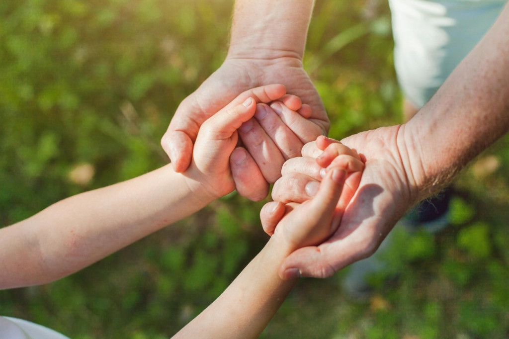 Nema više ćuški i pruta, deca sa 16 mogu da putuju bez saglasnosti roditelja, a već sa 11 mogu da traže zaštitu prava kod svog ombudsmana!