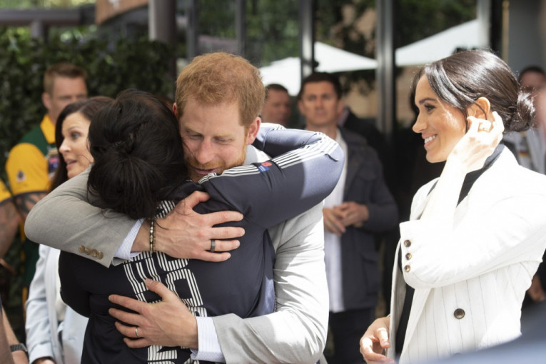 Velika Britanija na nogama! Princ Hari i Megan se tajno sreli sa kraljicom Elizabetom (VIDEO)