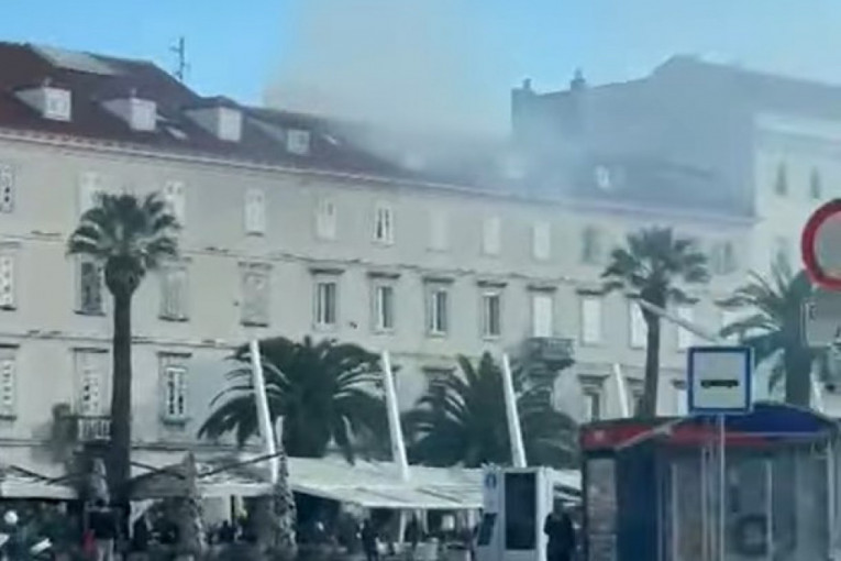 Drama u Splitu: Izbio požar u Dioklecijanovoj palati (FOTO/VIDEO)