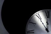 Kako funkcioniše "sat sudnjeg dana"? Trenutno je na alarmantnih 90 sekundi do ponoći, naučnici upozoravaju da je propast sveta blizu