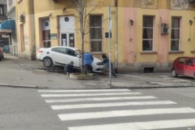 "Možda imaju kafu i ratluk kroz prozor": Beograđanin automobilom završio na stepenicama ispred jedne kafane (FOTO)