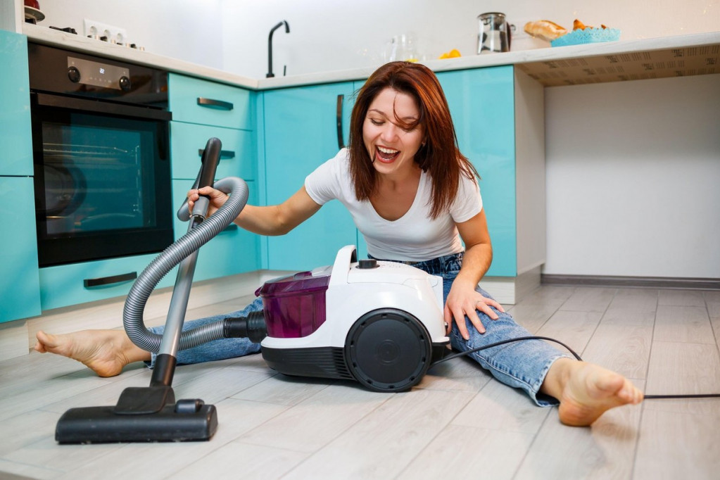 Može da vas košta novog poda: Većina ljudi pogrešno čisti laminat i tako ga nesvesno uništava