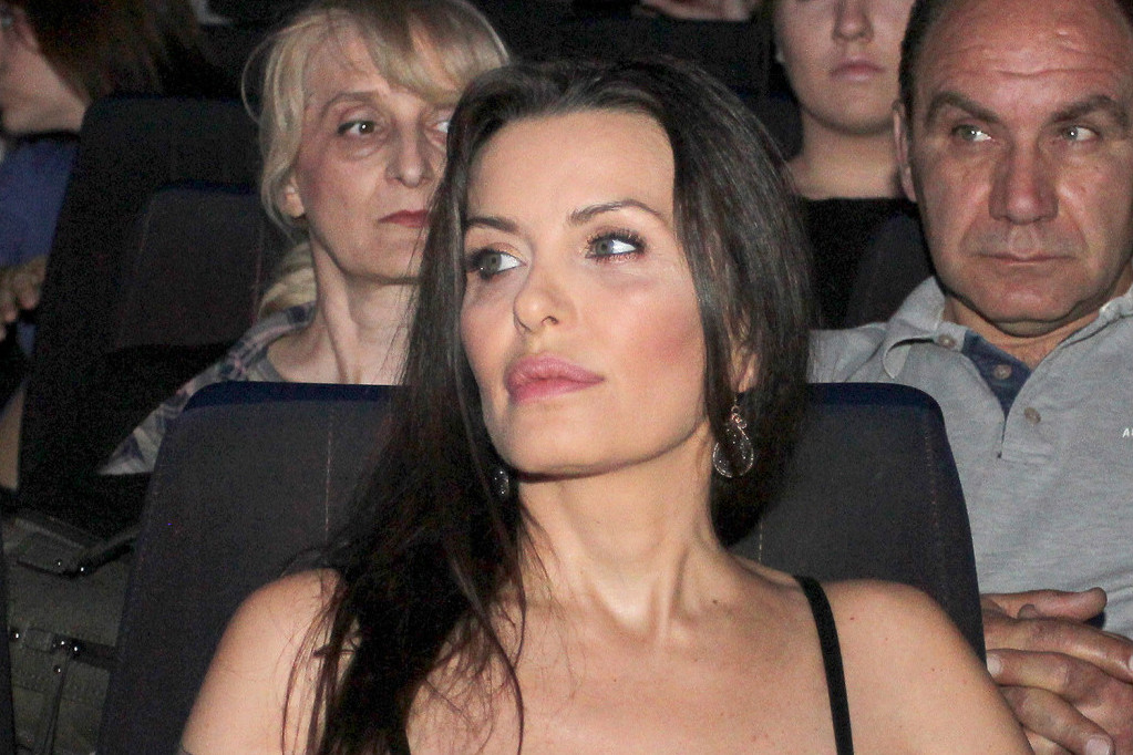 Elena Karaman iznenadila potezom: Objavila fotografiju na kojoj se ljubi sa bivšim mužem Jugoslavom! (FOTO)