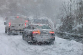 Paralisan saobraćaj na magistralnom putu ka Crnoj Gori: "Sve stoji, sneg pada duže od sat i ne vidi se prst pred okom"