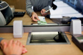 Preko šifre ojadila klijente: Bankarka iz Novog Sada na svoj račun prebacila 20.000 evra