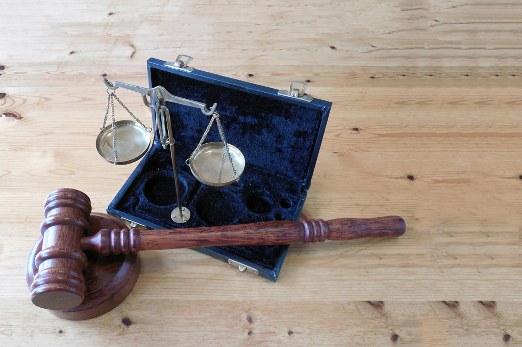 Skandalozno! Sudija oslobodila blokadera koji je pred kamerama udario policajca! (VIDEO)