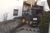 Umalo uleteo ljudima u kuću, a u komentarima ga još i brane! Pogledajte snimak bahatog vozača kamiona, pa presudite sami ko je kriv! (VIDEO)
