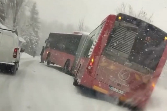 Karambol u Beogradu: Autobusi sleteli s puta kod Ikee i Mladenovca - putnici moraju peške po mećavi! (FOTO)