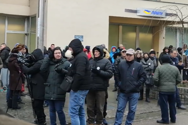 Potpuni krah opozicije: Narod prozreo namere lažnih ekologa, na protestu u Loznici uspeli da okupe tek dvadesetak ljudi