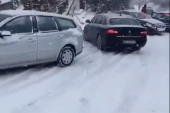 Neverovatna scena u Kaluđerici: Automobil kao na klisku proklizava niz ulicu (VIDEO)