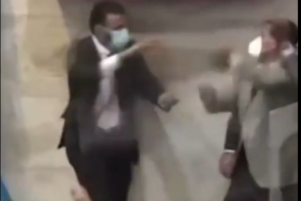 Haos u parlamentu: Pokačili se međusobno, pa izbila tuča! Salom odjekivalo: "Izdajice!" (VIDEO)