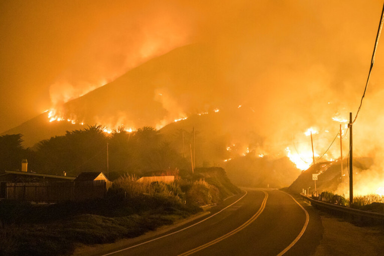 Veliki požar besni Kalifornijom: Meštani evakuisani, jak vetar otežava posao (VIDEO)