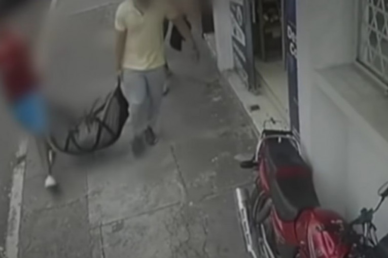 Kamere snimile užas: Dva muškarca nosila torbu usred bela dana, a u njoj se nalazio leš žene (VIDEO)
