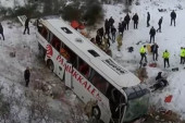 Sneg doveo do užasa u Turskoj: Autobus sleteo s puta - tri osobe poginule, više povređenih! (VIDEO)