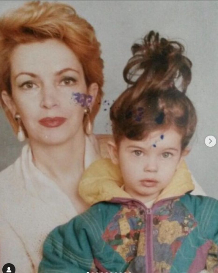 Svi je znate kao sekretaricu Bebu iz „Srećnih ljudi”, danas puni 62 godine, a ćerka je njena kopija (FOTO)