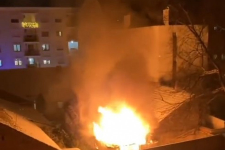 Ugašen požar u Novom Sadu: Čula se eksplozija, a onda je vatra počela da guta objekat (VIDEO)