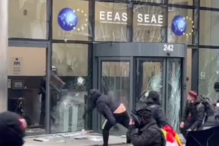 Apokalipsa u Briselu: Napadnute institucije EU, širom grada sukobi sa policijom (VIDEO)