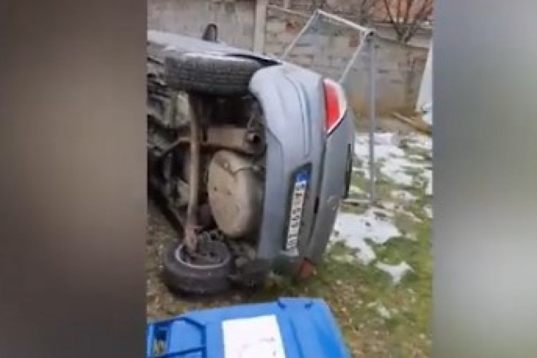 Krš i lom! Neviđen prizor u Železniku: Automobilom "preleteo" ogradu, pa završio u dvorištu komšije (VIDEO)