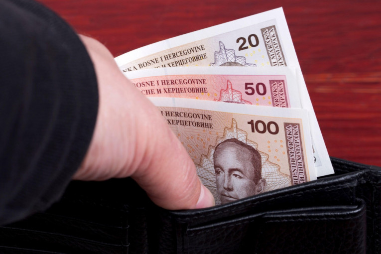 Bosancima inflacija ozbiljno jede plate: U junu zaradili prosečno 575 evra