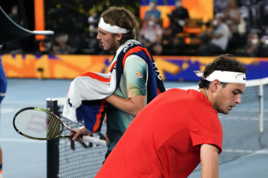 Cicipas za poštovanje pravila samo kad Novaka treba napasti! Grk i njegov otac izludeli sudiju (VIDEO)