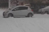 Bočno parkiranje smo svi videli, a bočnu vožnju? Desilo se i to u Kaluđerici, a za sve je kriv - sneg (VIDEO)