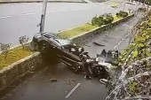 Luksuznim automobilom se zabili u banderu: Nije im bilo ništa iako je auto potpuno smrskan! (VIDEO)