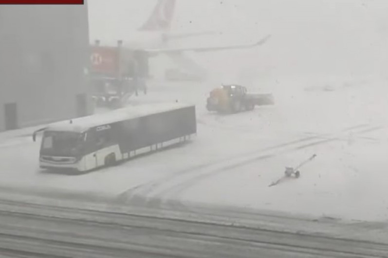 Aerodrome u Evropi zavejao sneg: Evo koji letovi su otkazani iz Beograda