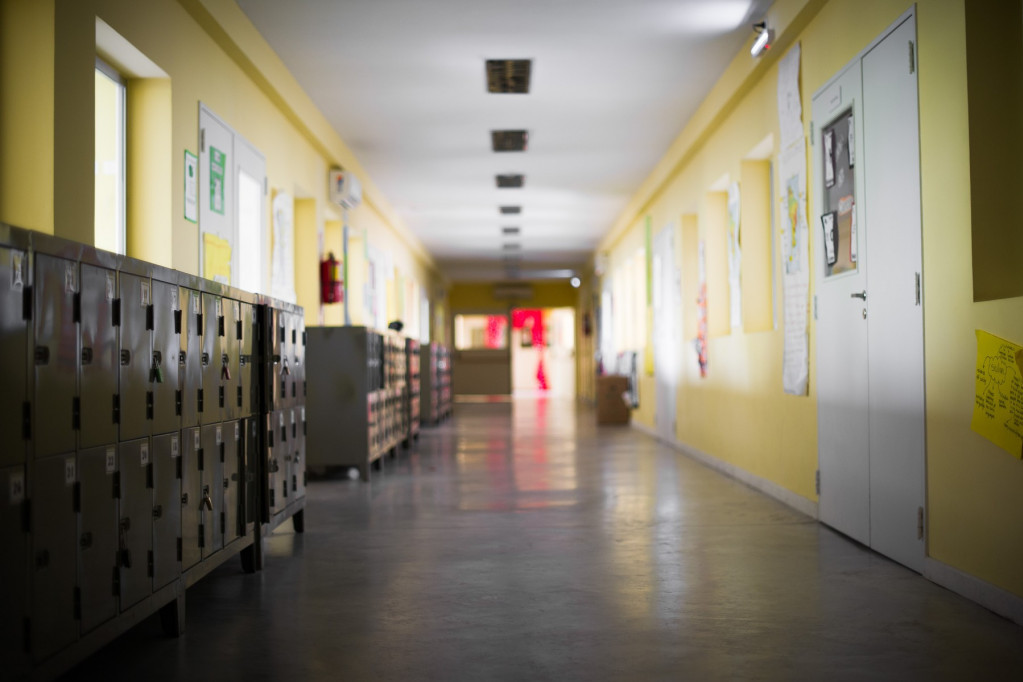 Dvoje učenika završilo u Hitnoj pomoći zbog biber spreja! Detalji incidenta u školi na Novom Beogradu