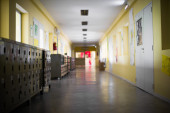 Dvoje učenika završilo u Hitnoj pomoći zbog biber spreja! Detalji incidenta u školi na Novom Beogradu