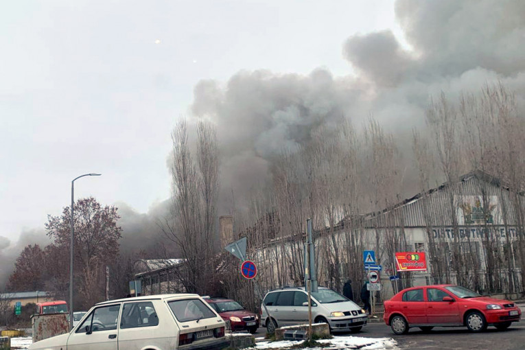 Veliki požar u Subotici: Gori market, na terenu četiri vatrogasne ekipe (VIDEO)