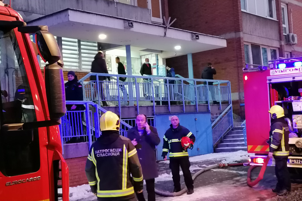 Vatra progutala stan na Voždovcu: Izbio požar u zgradi - potkrovlje potpuno izgorelo!