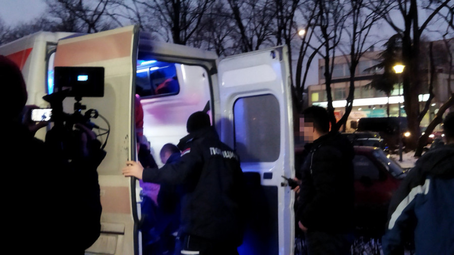 Gorela soba na 16. spratu solitera u Bloku 4: Hitna pomoć iznela deku na nosilima! (FOTO/VIDEO)